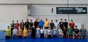 ‘MİNİK GÜREŞÇİLER’ ŞAMPİYONLARIN İZİNDE YETİŞİYOR